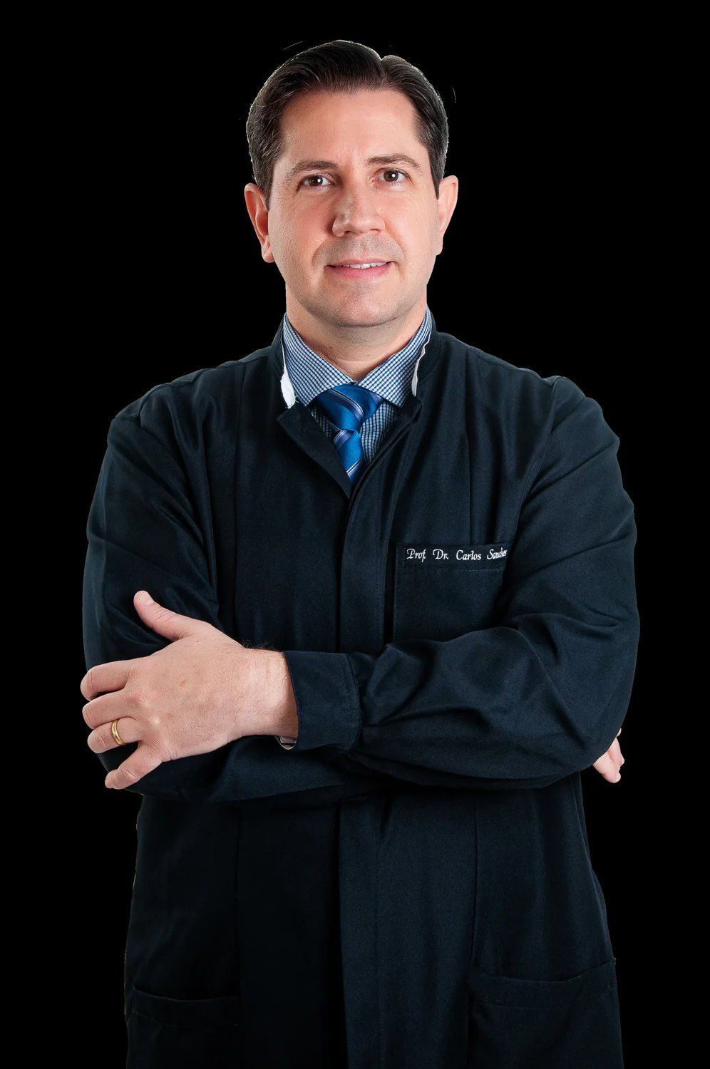 Prof. Dr. Carlos Sanches de braços cruzados, com jaleco