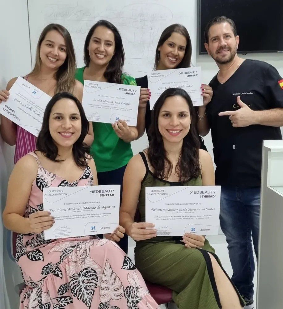 Alunas do Carlos Sanches Institute com certificados